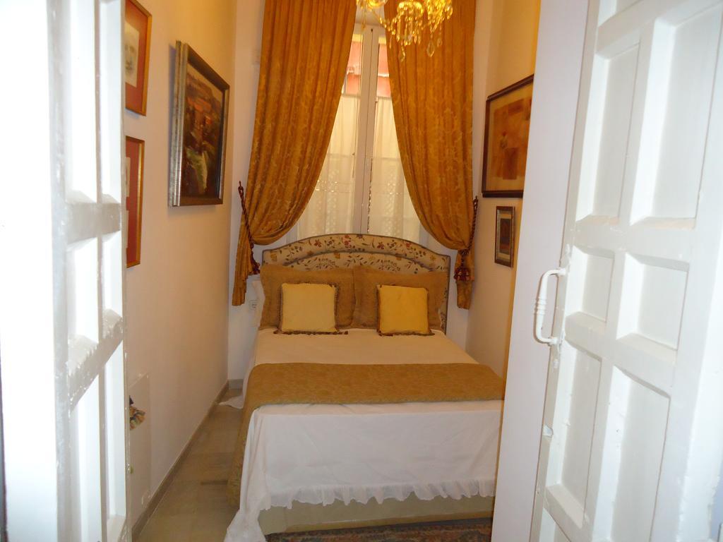 Casa Senorial En Centro,calle Marmoles * Sevilla